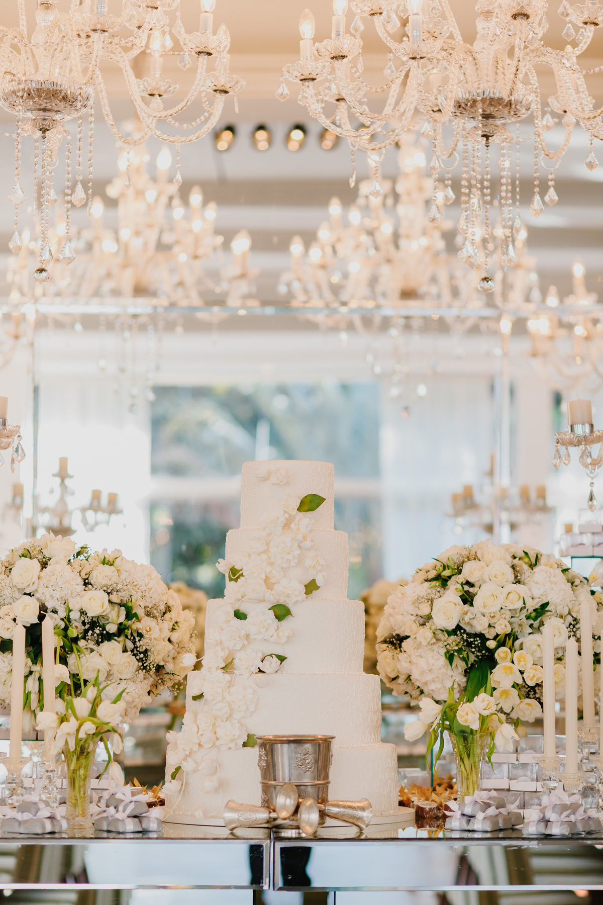 Decoração clássica chique  verde e branca em festa de casamento no Salão Recanto das Águas Brasília
