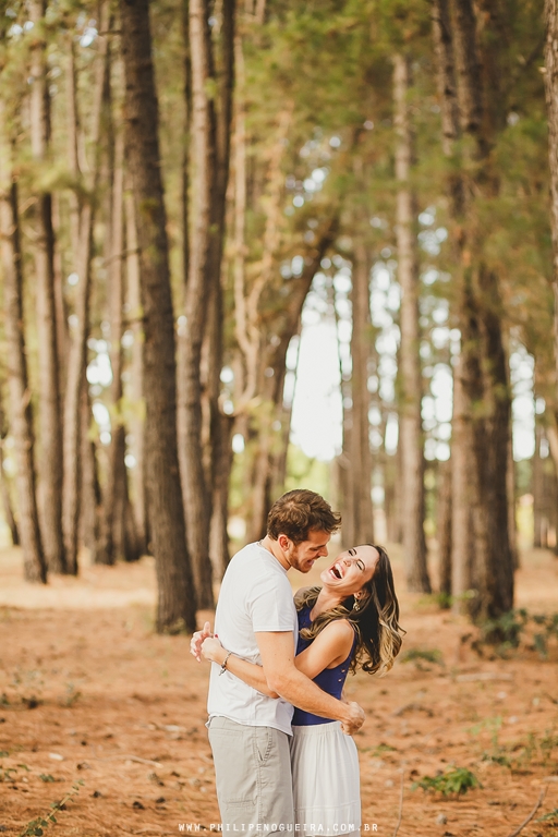 Ensaio de casal em Brasília - DF com os namorados abraçados no parque da cidade pelo fotógrafo profissional de casamentos Philipe Nogueira