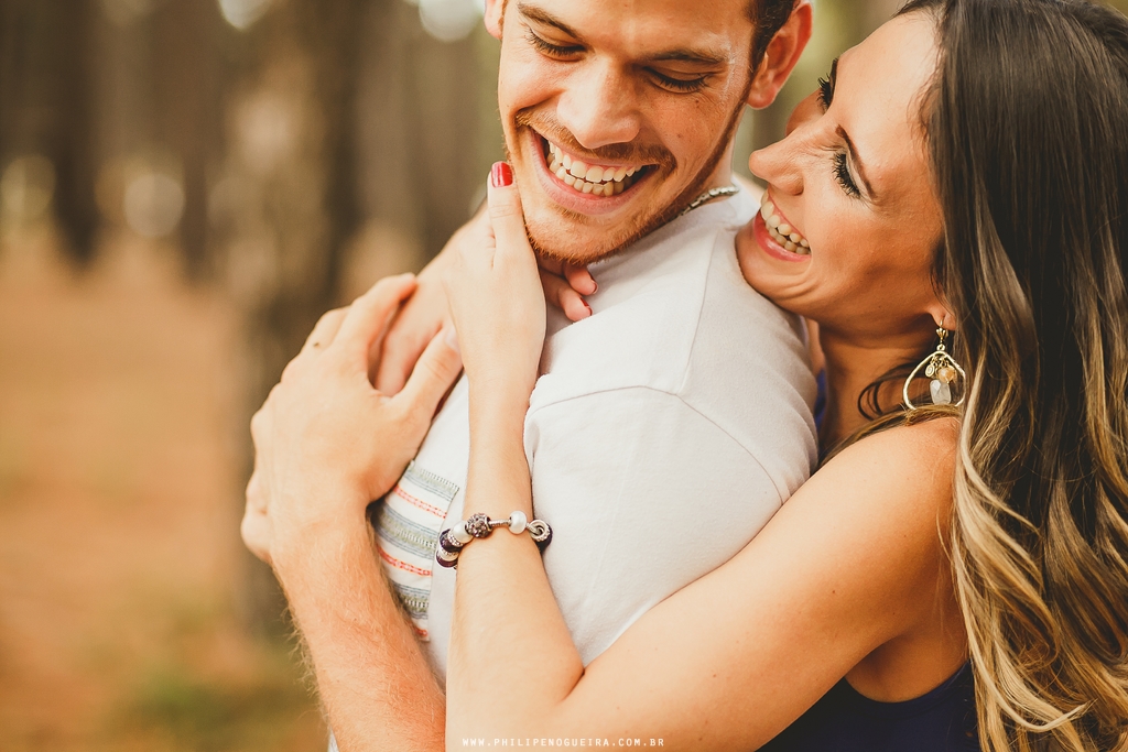 Ensaio de casal em Brasília - DF com os namorados abraçados no parque da cidade pelo fotógrafo profissional de casamentos Philipe Nogueira