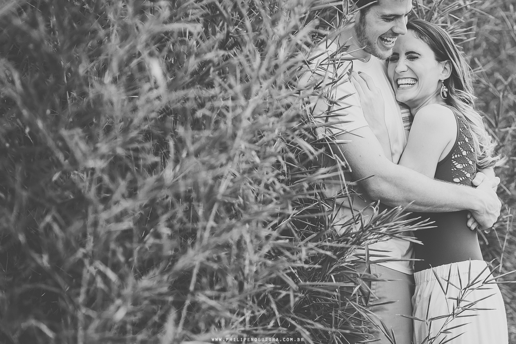 Os noivos se abraçam em fotografia preto e branca tirada pelo fotógrafo profissional de casamentos no ensaio de namorados em Brasília – DF