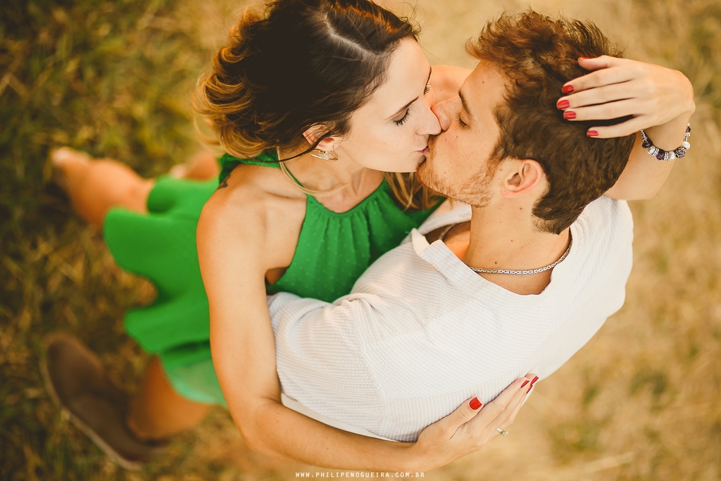 Ensaio de casal em Brasília - DF com os namorados se beijando na Ermida Dom Bosco pelo fotógrafo profissional de casamentos Philipe Nogueira