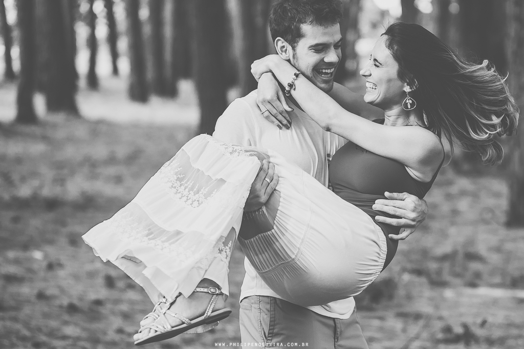 O casal se abraça em fotografia preto e branca tirada pelo fotógrafo profissional de casamentos no ensaio de namorados em Brasília – DF