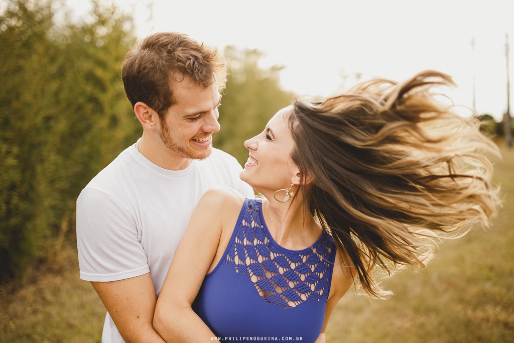 Noiva joga os cabelos em pose fotografica para ensaio de casamento em Brasília DF