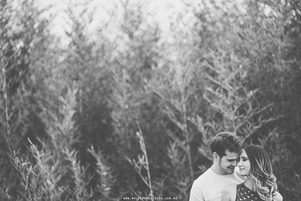 Minimalismo em fotografia preto e branca de previa romantica tirada pelo fotógrafo profissional de casamentos no ensaio de namorados em Brasília – DF