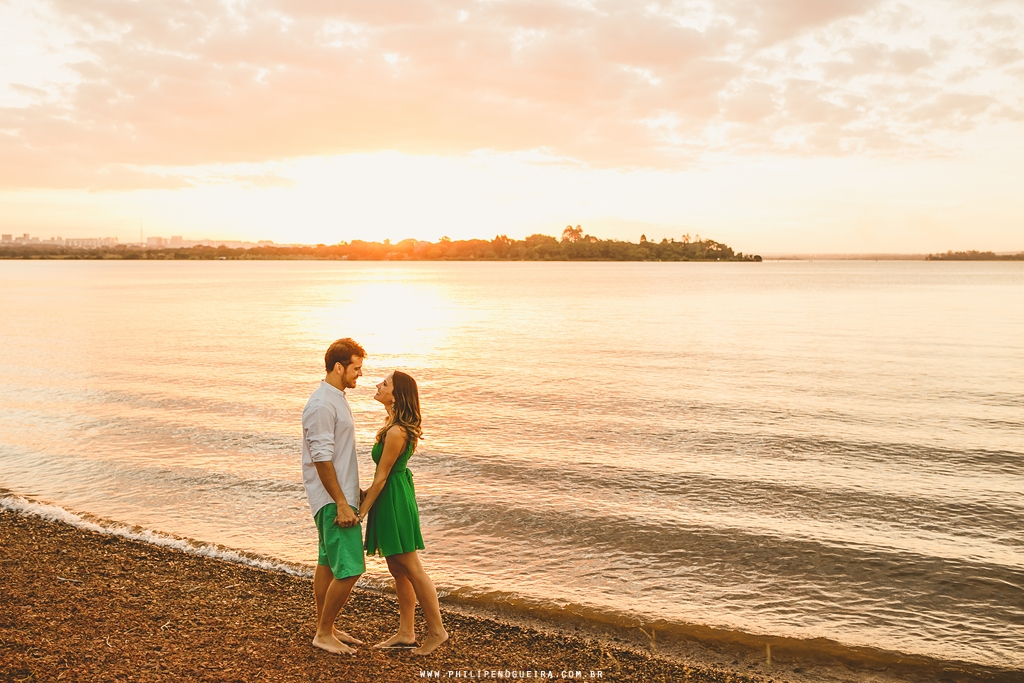 Ensaio de noivos em Brasília - DF com os namorados se beijando na Ermida Dom Bosco pelo fotógrafo profissional de casamentos Philipe Nogueira