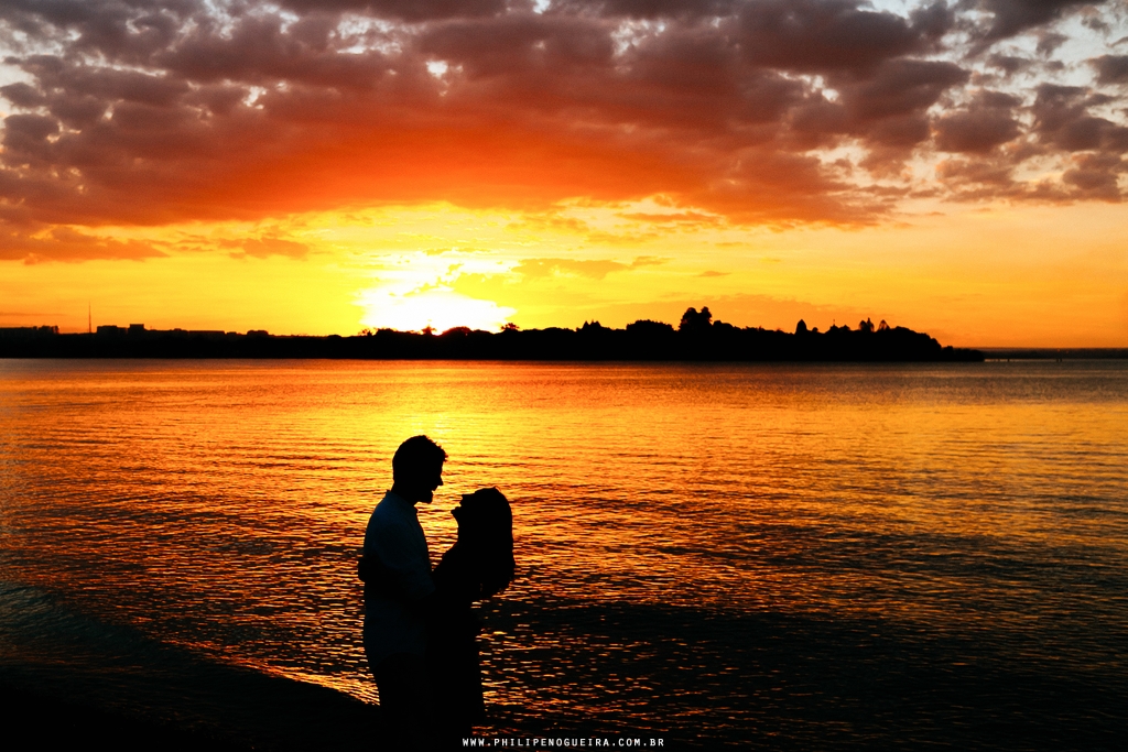 O casal em silhueta se olha em fotografia profissional Brasília Df