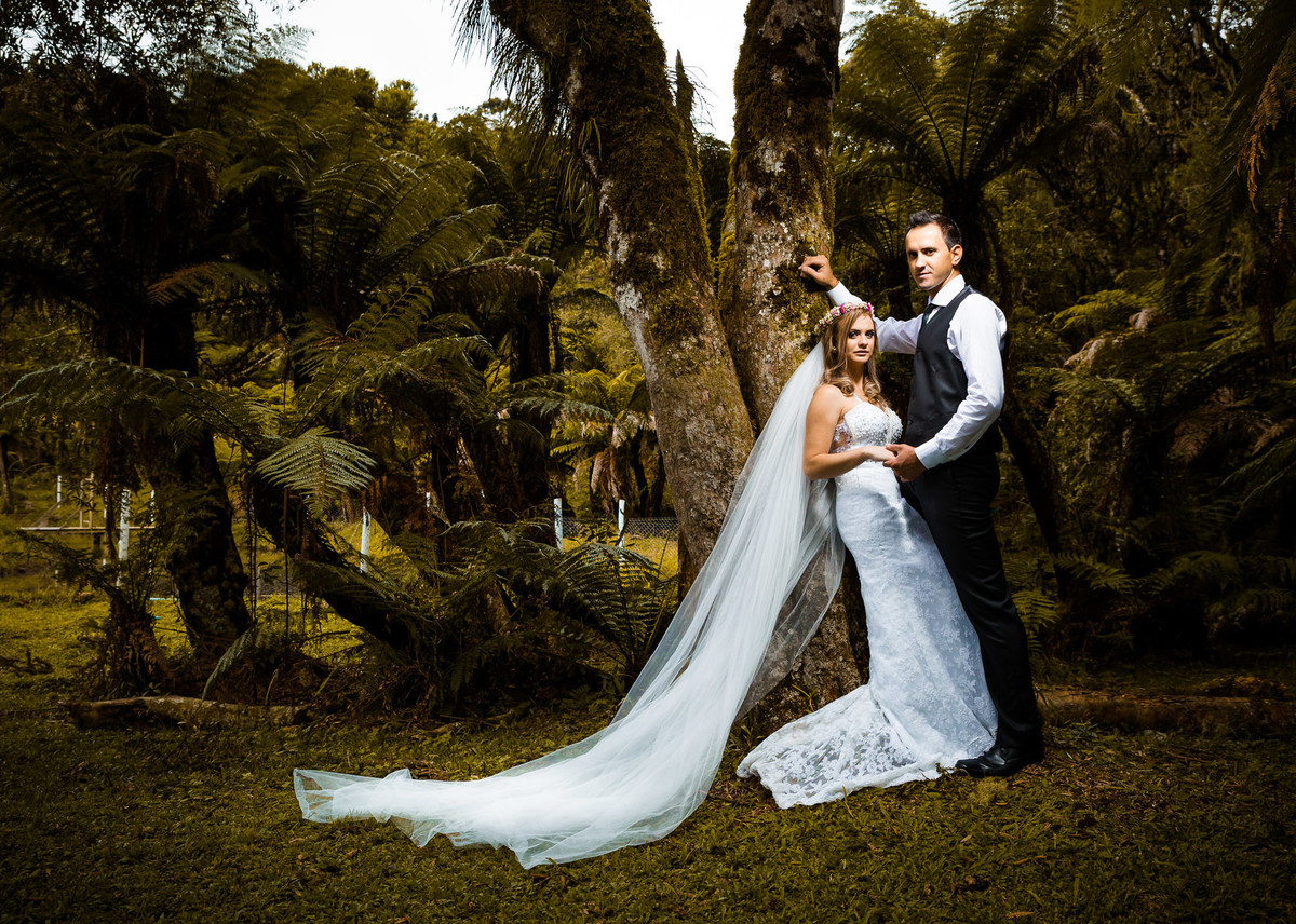 Casal lindo em meio a natureza. Pré-Wedding Tamires e Cleber - Serra Catarinense, SC. Fotografo de casamentos Eduardo Pasqualini. Ensaio de Casal, Ensaio de Casamento.