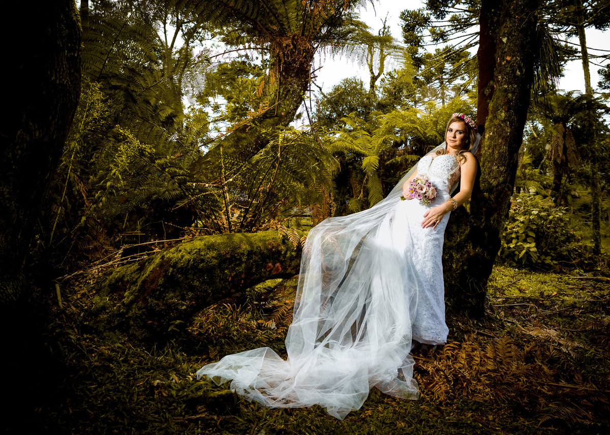 Noiva em árvore. Pré-Wedding Tamires e Cleber - Serra Catarinense, SC. Fotografo de casamentos Eduardo Pasqualini. Ensaio de Casal, Ensaio de Casamento.