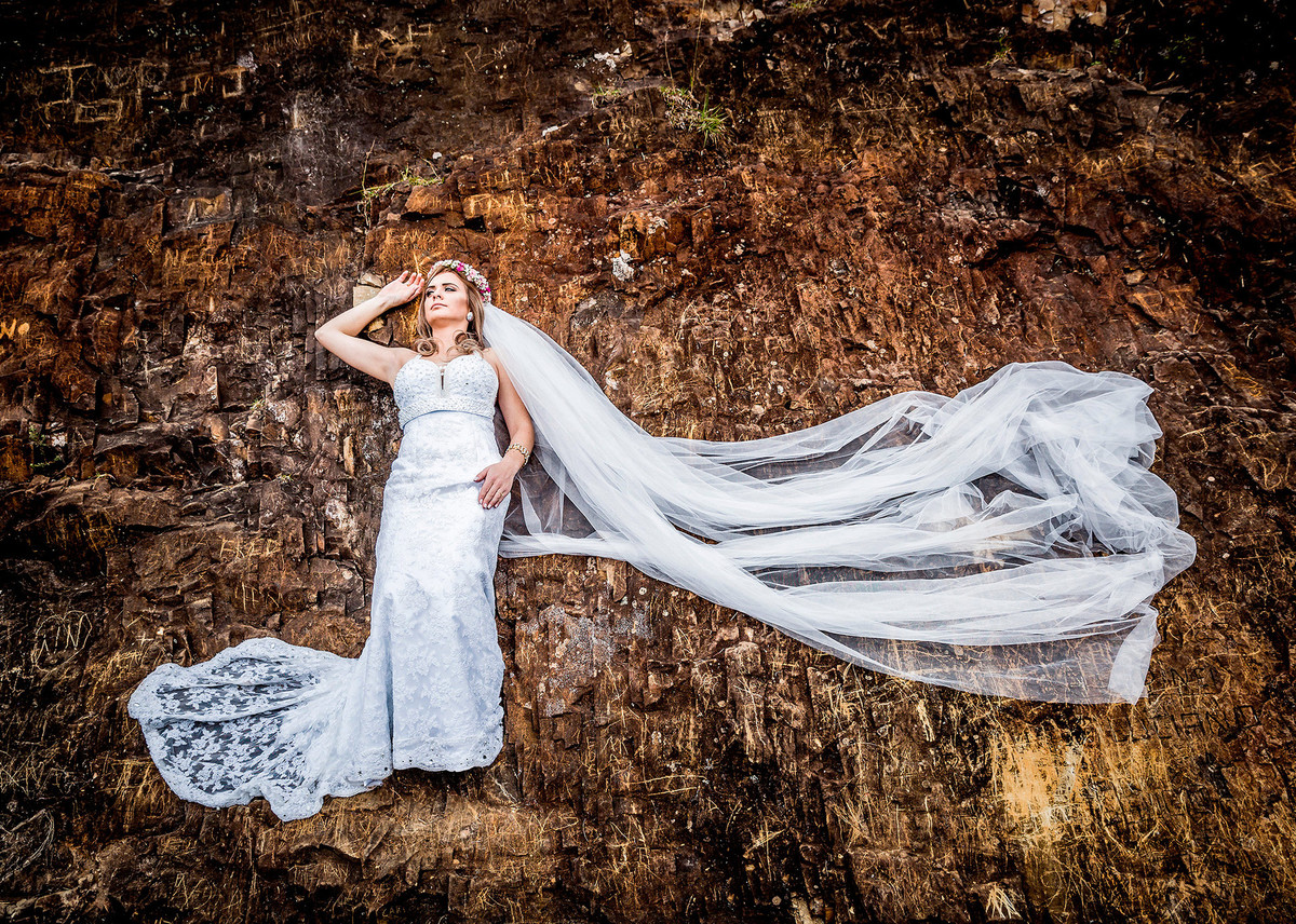 Noiva em pedra gigante. Pré-Wedding Tamires e Cleber - Serra Catarinense, SC. Fotografo de casamentos Eduardo Pasqualini. Ensaio de Casal, Ensaio de Casamento.
