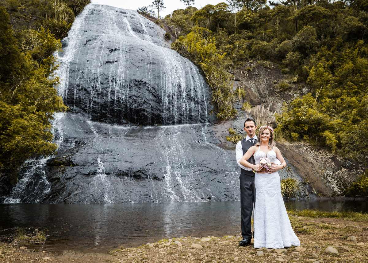 Cachoeira Véu de noiva. Pré-Wedding Tamires e Cleber - Serra Catarinense, SC. Fotografo de casamentos Eduardo Pasqualini. Ensaio de Casal, Ensaio de Casamento.