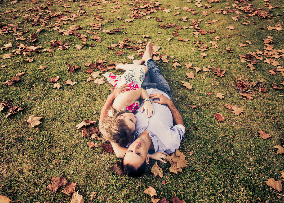 Casal deitado na grama em meio a folhas secas. Pré-Wedding Tamires e Cleber - Serra Catarinense, SC. Fotografo de casamentos Eduardo Pasqualini. Ensaio de Casal, Ensaio de Casamento.