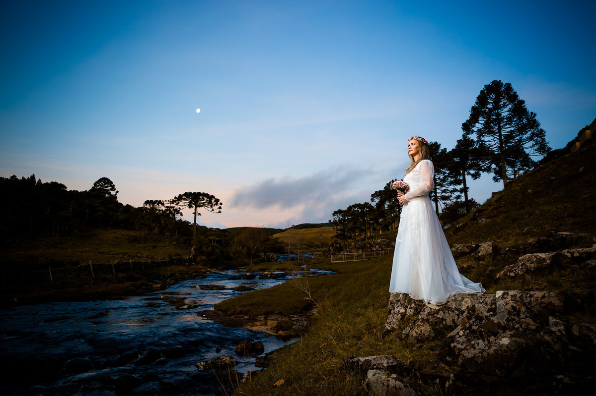 Noiva em paisagem serrana. Pré-Wedding Tamires e Cleber - Serra Catarinense, SC. Fotografo de casamentos Eduardo Pasqualini. Ensaio de Casal, Ensaio de Casamento.
