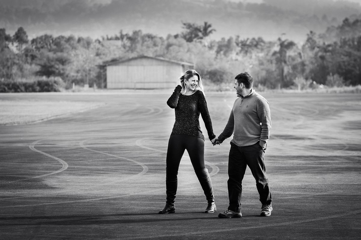 Caminhando Pre-Wedding Shirlei e Rogério. Fotografia de Eduardo Pasqualini Fotógrafo profissional de ensaio e casamento em Rio do Sul, Santa Catarina, Brasil.
