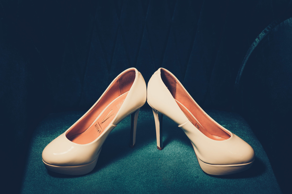 Sapatos da Noiva. Casamento Tamires e Cleber em Petrolândia. Fotografia de Eduardo Pasqualini, fotógrafo de casamentos e ensaios em Rio do Sul, Santa Catarina.