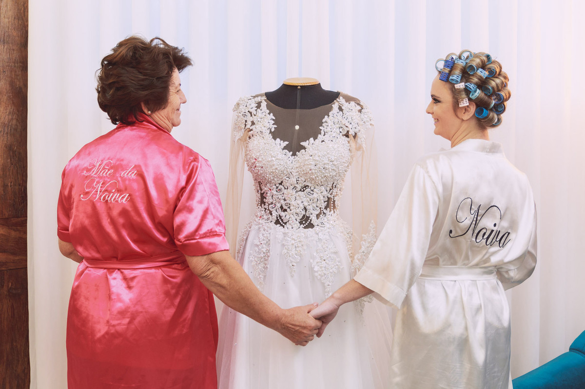 Mãe e Noiva. Casamento Tamires e Cleber em Petrolândia. Fotografia de Eduardo Pasqualini, fotógrafo de casamentos e ensaios em Rio do Sul, Santa Catarina.