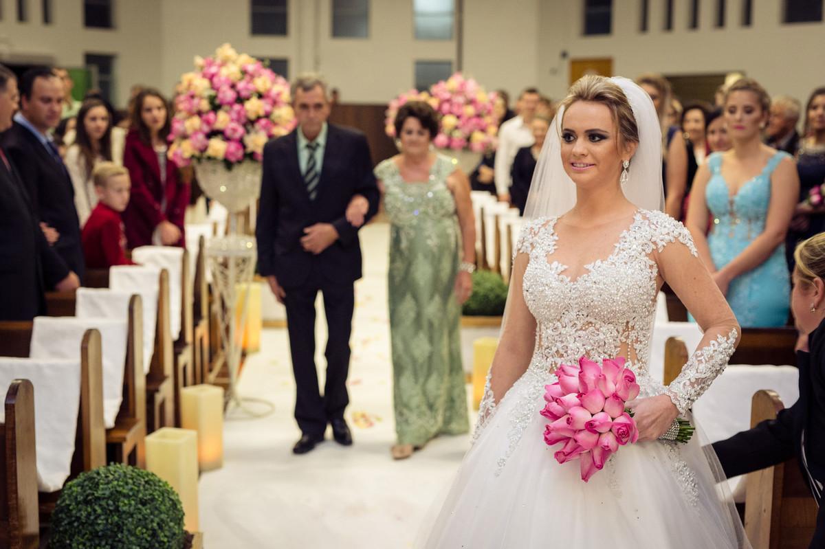 Noiva e seus pais. Casamento Tamires e Cleber em Petrolândia. Fotografia de Eduardo Pasqualini, fotógrafo de casamentos e ensaios em Rio do Sul, Santa Catarina.