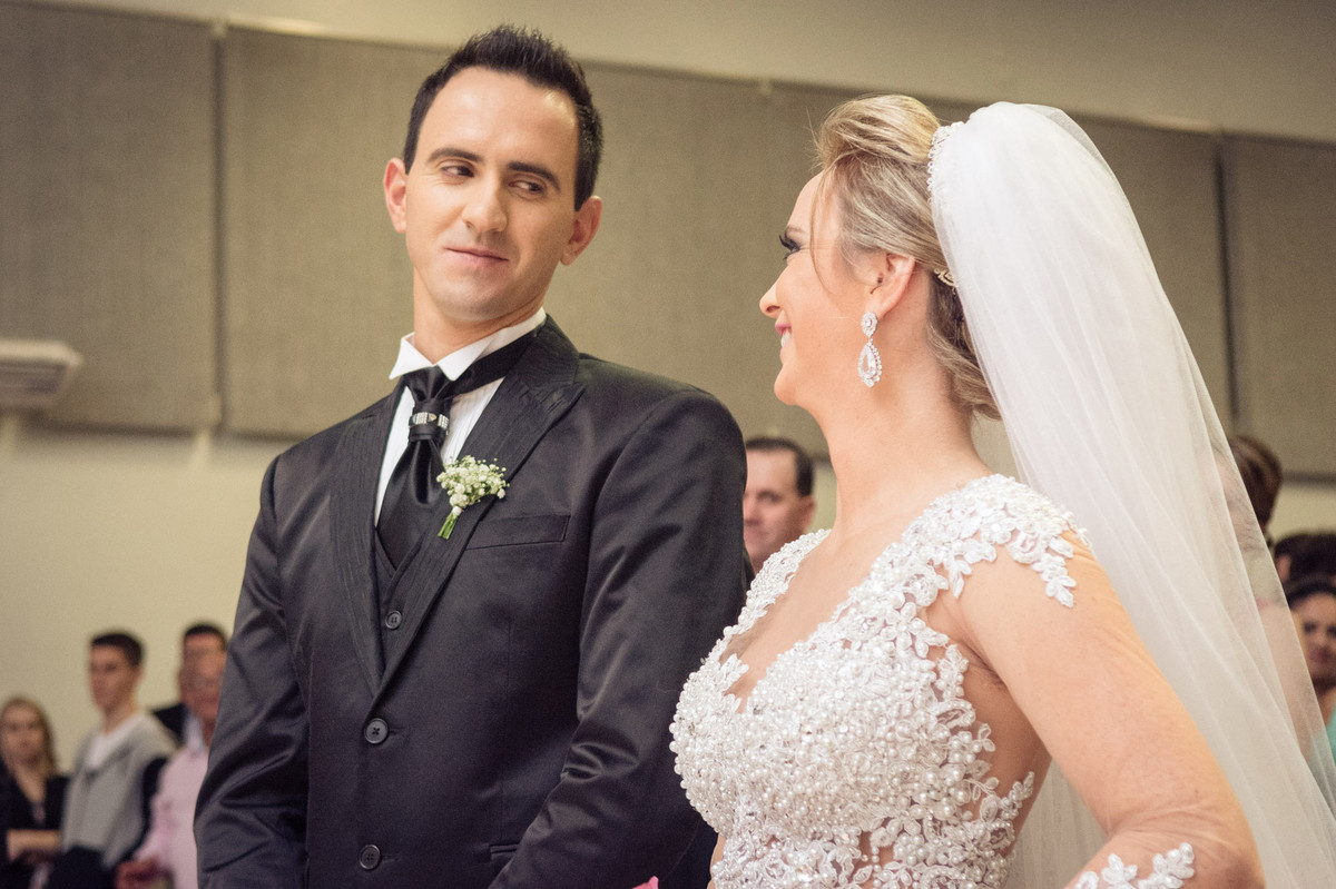 Risos dos noivos. Casamento Tamires e Cleber em Petrolândia. Fotografia de Eduardo Pasqualini, fotógrafo de casamentos e ensaios em Rio do Sul, Santa Catarina.