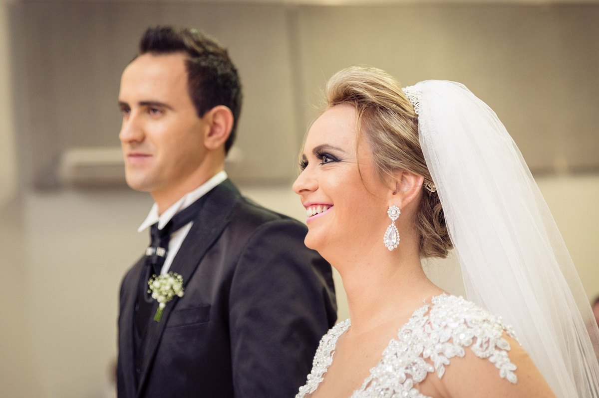 Sorriso da noiva. Casamento Tamires e Cleber em Petrolândia. Fotografia de Eduardo Pasqualini, fotógrafo de casamentos e ensaios em Rio do Sul, Santa Catarina.