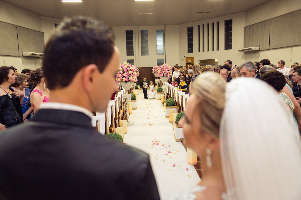 Lá vem as alianças. Casamento Tamires e Cleber em Petrolândia. Fotografia de Eduardo Pasqualini, fotógrafo de casamentos e ensaios em Rio do Sul, Santa Catarina.