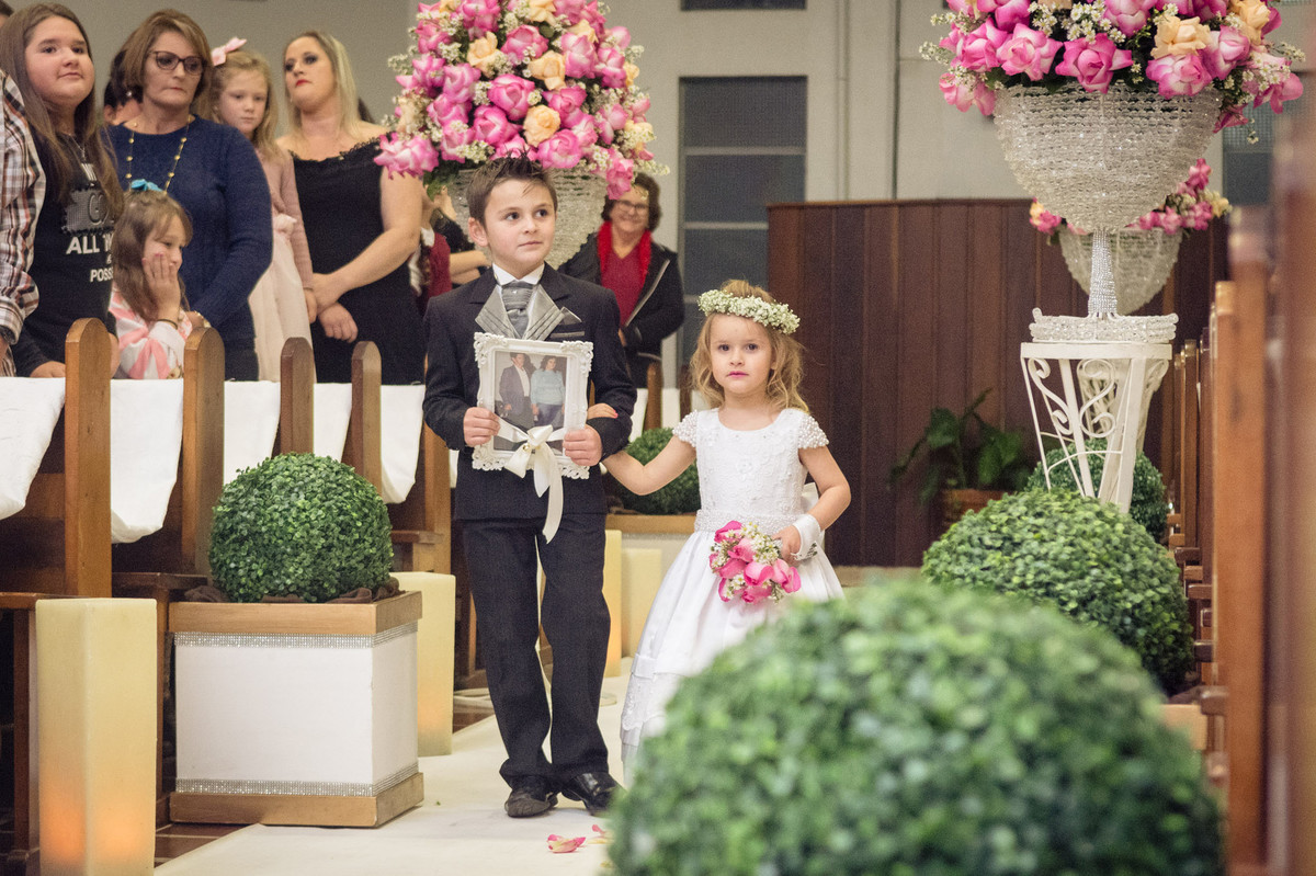 Alianças e retrato dos pais. Casamento Tamires e Cleber em Petrolândia. Fotografia de Eduardo Pasqualini, fotógrafo de casamentos e ensaios em Rio do Sul, Santa Catarina.