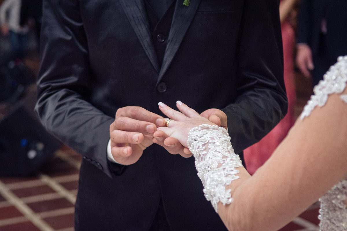 Colocando as alianças na noiva. Casamento Tamires e Cleber em Petrolândia. Fotografia de Eduardo Pasqualini, fotógrafo de casamentos e ensaios em Rio do Sul, Santa Catarina.
