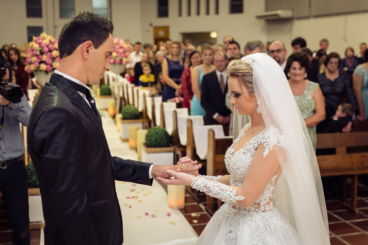 Colocando as alianças no noivo. Casamento Tamires e Cleber em Petrolândia. Fotografia de Eduardo Pasqualini, fotógrafo de casamentos e ensaios em Rio do Sul, Santa Catarina.