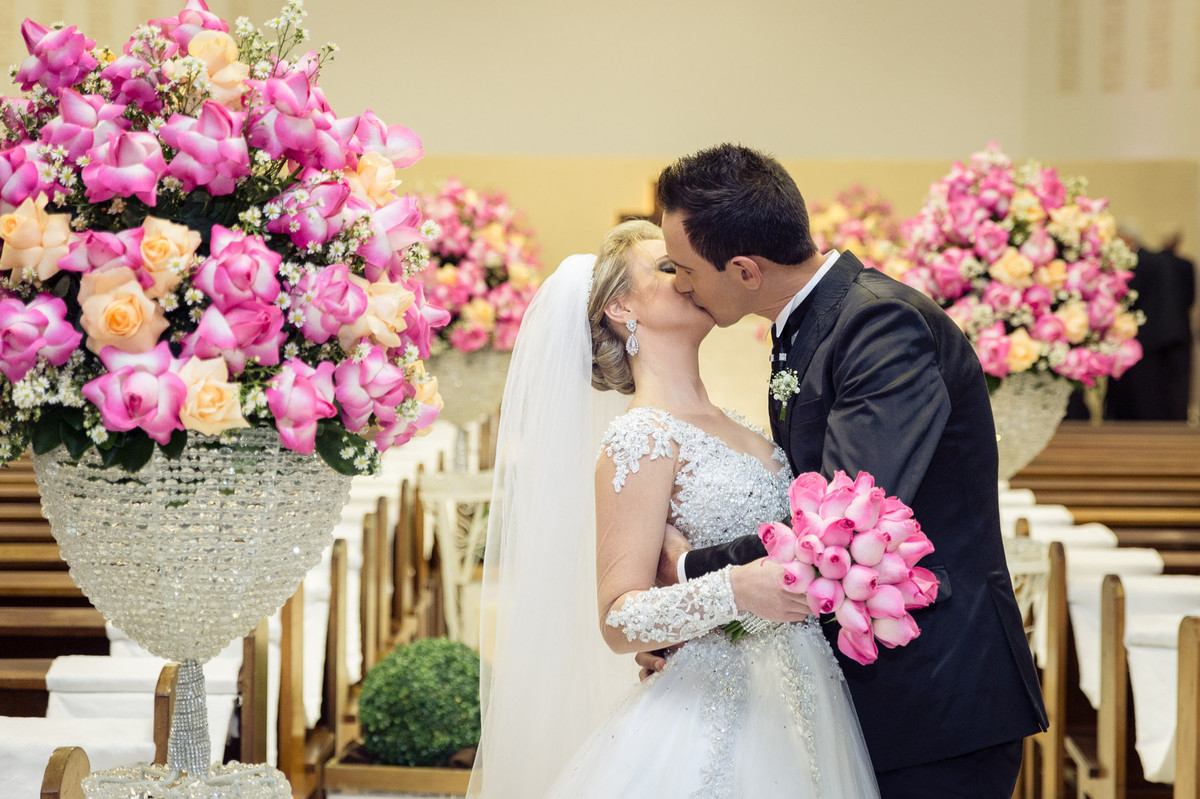 O Beijo dos noivos. Casamento Tamires e Cleber em Petrolândia. Fotografia de Eduardo Pasqualini, fotógrafo de casamentos e ensaios em Rio do Sul, Santa Catarina.