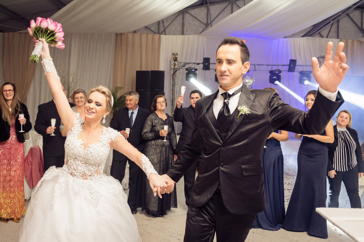 A festa vai começar. Casamento Tamires e Cleber em Petrolândia. Fotografia de Eduardo Pasqualini, fotógrafo de casamentos e ensaios em Rio do Sul, Santa Catarina.