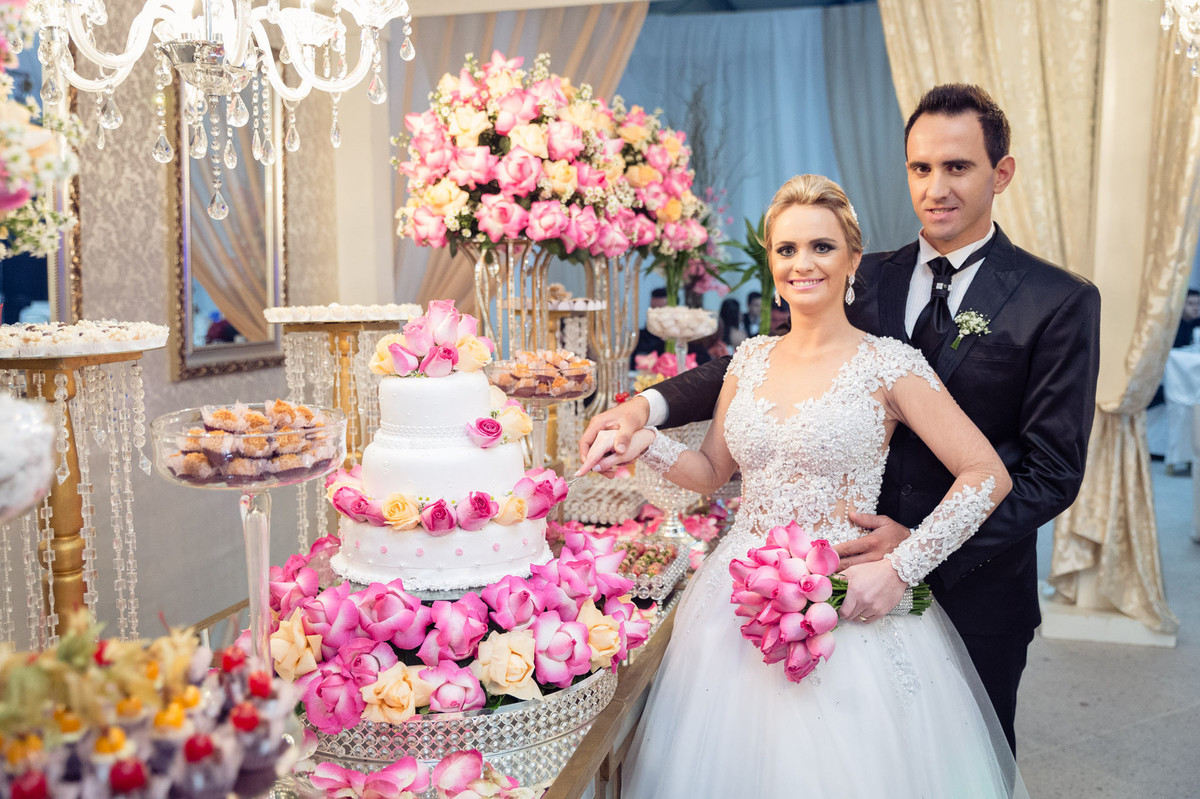 Corte do bolo. Casamento Tamires e Cleber em Petrolândia. Fotografia de Eduardo Pasqualini, fotógrafo de casamentos e ensaios em Rio do Sul, Santa Catarina.