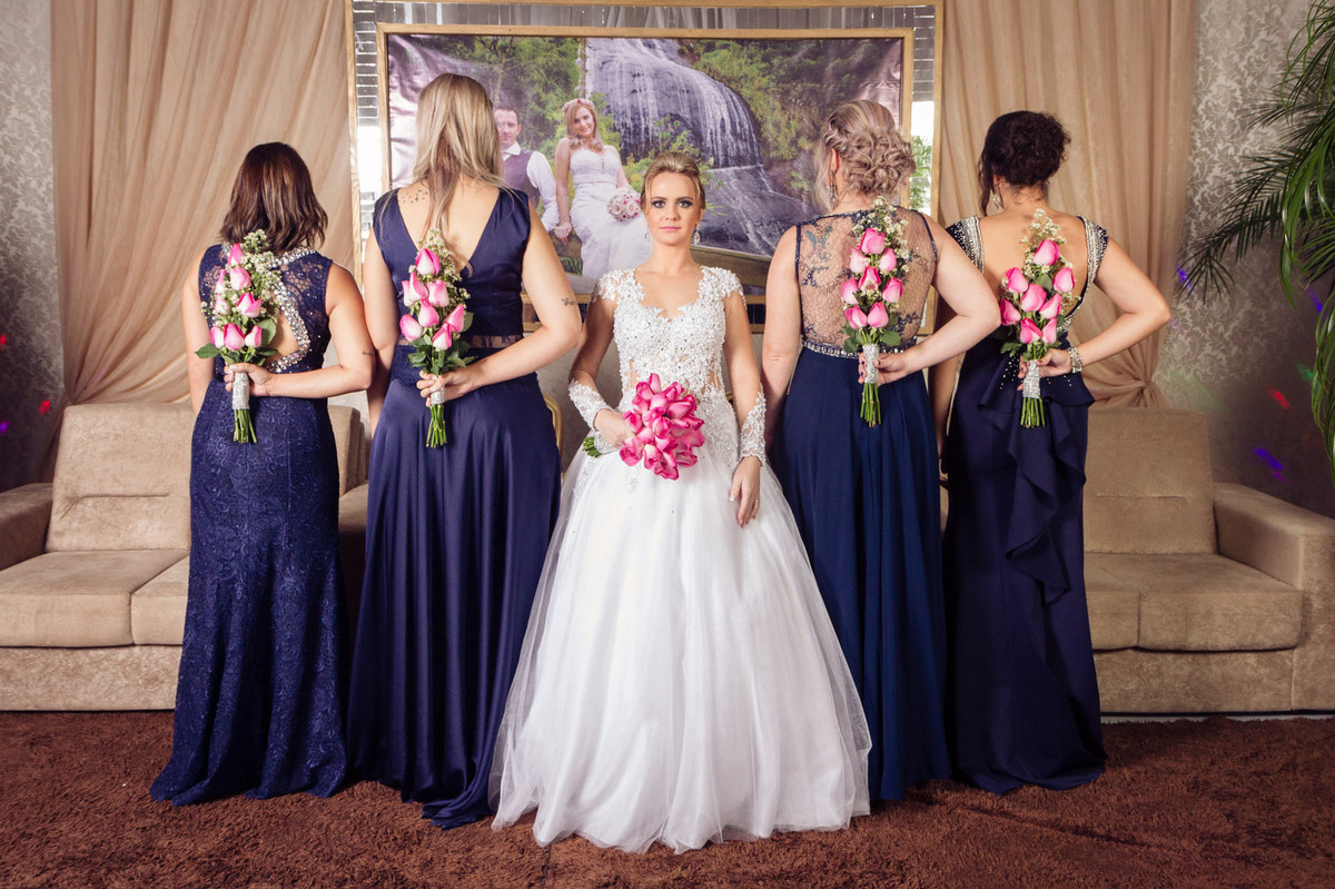 Noivas e as Damas. Casamento Tamires e Cleber em Petrolândia. Fotografia de Eduardo Pasqualini, fotógrafo de casamentos e ensaios em Rio do Sul, Santa Catarina.