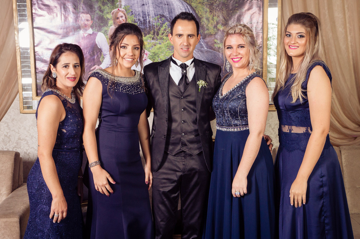 Noivo e as Damas. Casamento Tamires e Cleber em Petrolândia. Fotografia de Eduardo Pasqualini, fotógrafo de casamentos e ensaios em Rio do Sul, Santa Catarina.
