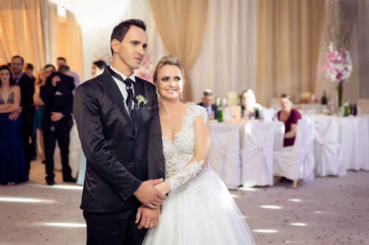 Casal de noivos abraçados. Casamento Tamires e Cleber em Petrolândia. Fotografia de Eduardo Pasqualini, fotógrafo de casamentos e ensaios em Rio do Sul, Santa Catarina.