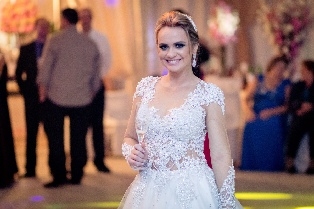A noiva comemorando. Casamento Tamires e Cleber em Petrolândia. Fotografia de Eduardo Pasqualini, fotógrafo de casamentos e ensaios em Rio do Sul, Santa Catarina.