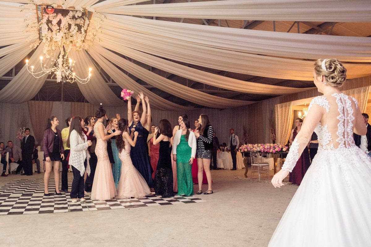 Jogando o buquê. Casamento Tamires e Cleber em Petrolândia. Fotografia de Eduardo Pasqualini, fotógrafo de casamentos e ensaios em Rio do Sul, Santa Catarina.