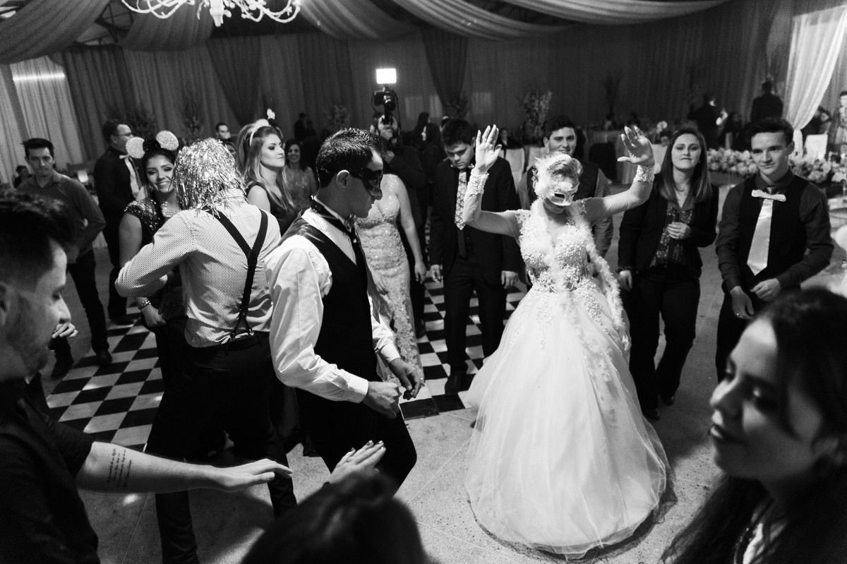 Festa... Casamento Tamires e Cleber em Petrolândia. Fotografia de Eduardo Pasqualini, fotógrafo de casamentos e ensaios em Rio do Sul, Santa Catarina.