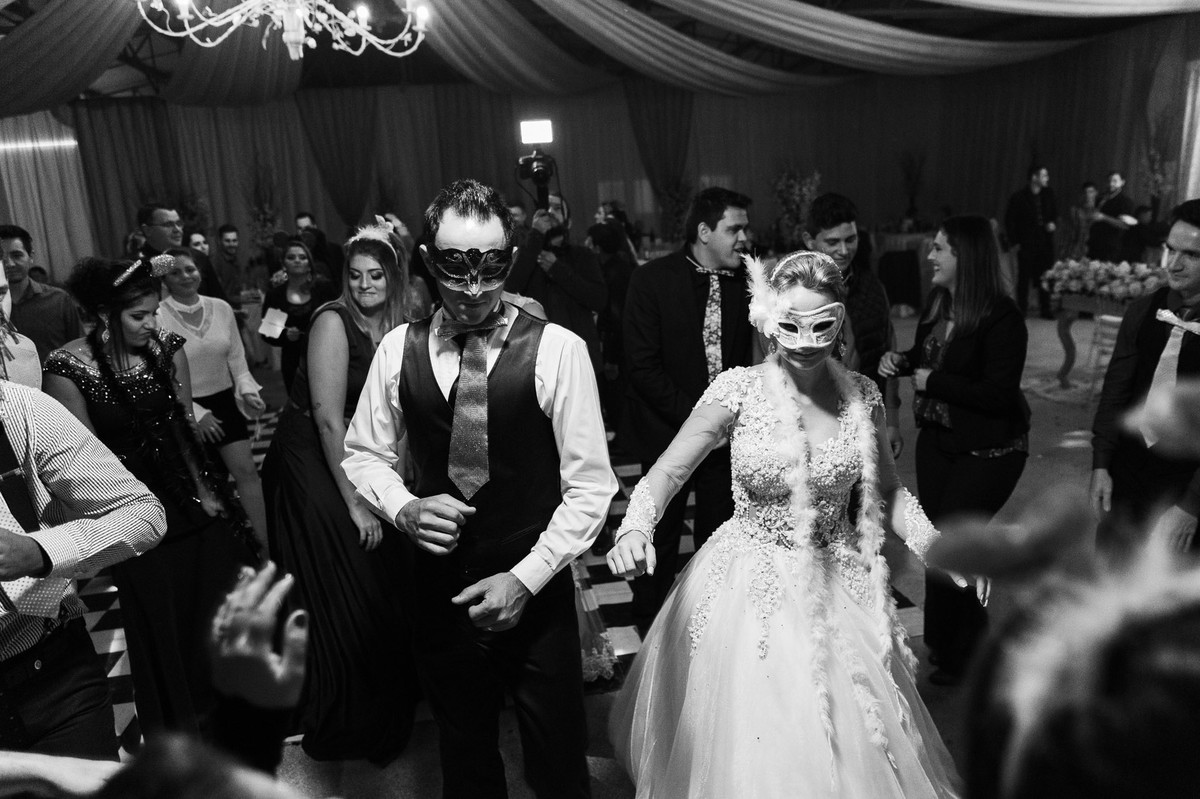 Vamos dançar. Casamento Tamires e Cleber em Petrolândia. Fotografia de Eduardo Pasqualini, fotógrafo de casamentos e ensaios em Rio do Sul, Santa Catarina.