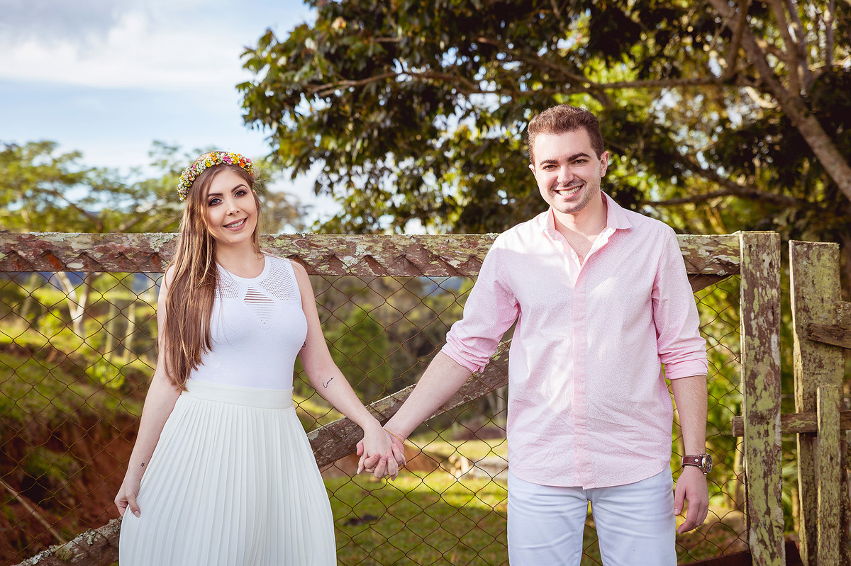 Mãos dadas Pre-Wedding Vinícius e Caroline Presidente Nereu Sitio Colina. Fotografia de Eduardo Pasqualini Fotógrafo profissional de ensaio e casamento em Rio do Sul, Santa Catarina, Brasil.