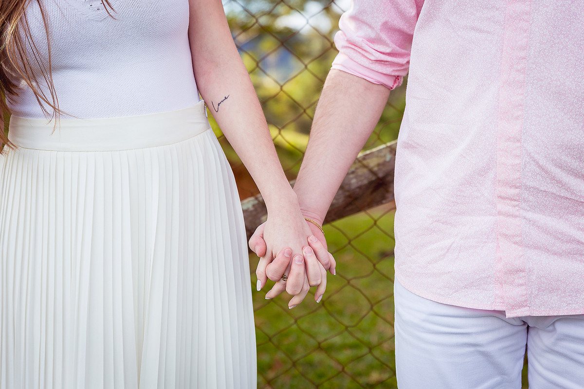 Mãos Pre-Wedding Vinícius e Caroline Presidente Nereu Sitio Colina. Fotografia de Eduardo Pasqualini Fotógrafo profissional de ensaio e casamento em Rio do Sul, Santa Catarina, Brasil.