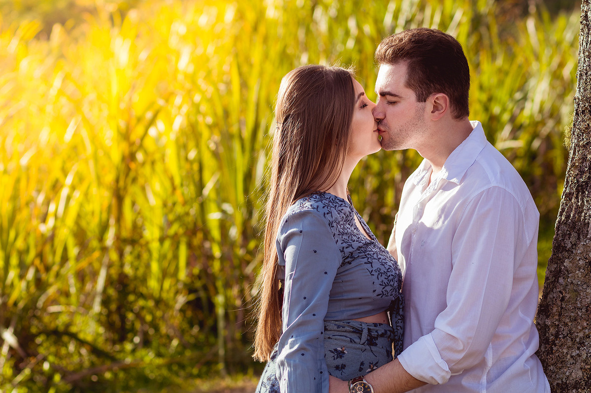 Beijo Pre-Wedding Vinícius e Caroline Presidente Nereu Sitio Colina. Fotografia de Eduardo Pasqualini Fotógrafo profissional de ensaio e casamento em Rio do Sul, Santa Catarina, Brasil.