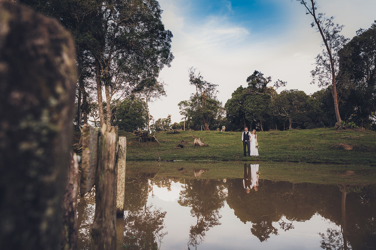 Reflexo Pre-Wedding Vinícius e Caroline Presidente Nereu Sitio Colina. Fotografia de Eduardo Pasqualini Fotógrafo profissional de ensaio e casamento em Rio do Sul, Santa Catarina, Brasil.