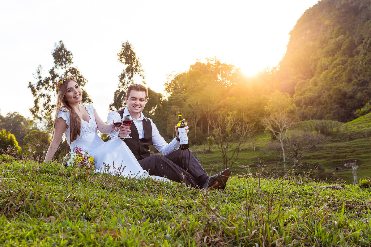 Brinde Vinho Pre-Wedding Vinícius e Caroline Presidente Nereu Sitio Colina. Fotografia de Eduardo Pasqualini Fotógrafo profissional de ensaio e casamento em Rio do Sul, Santa Catarina, Brasil.
