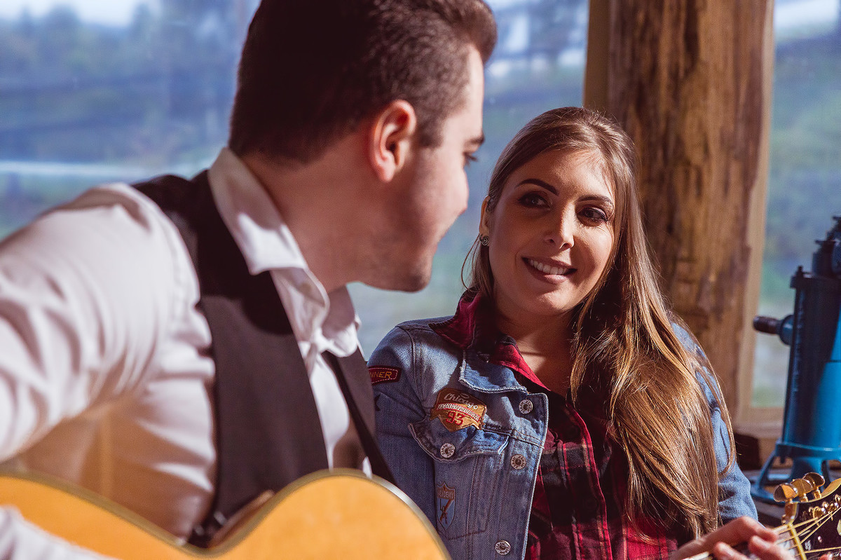 Musicando Pre-Wedding Vinícius e Caroline Presidente Nereu Sitio Colina. Fotografia de Eduardo Pasqualini Fotógrafo profissional de ensaio e casamento em Rio do Sul, Santa Catarina, Brasil.