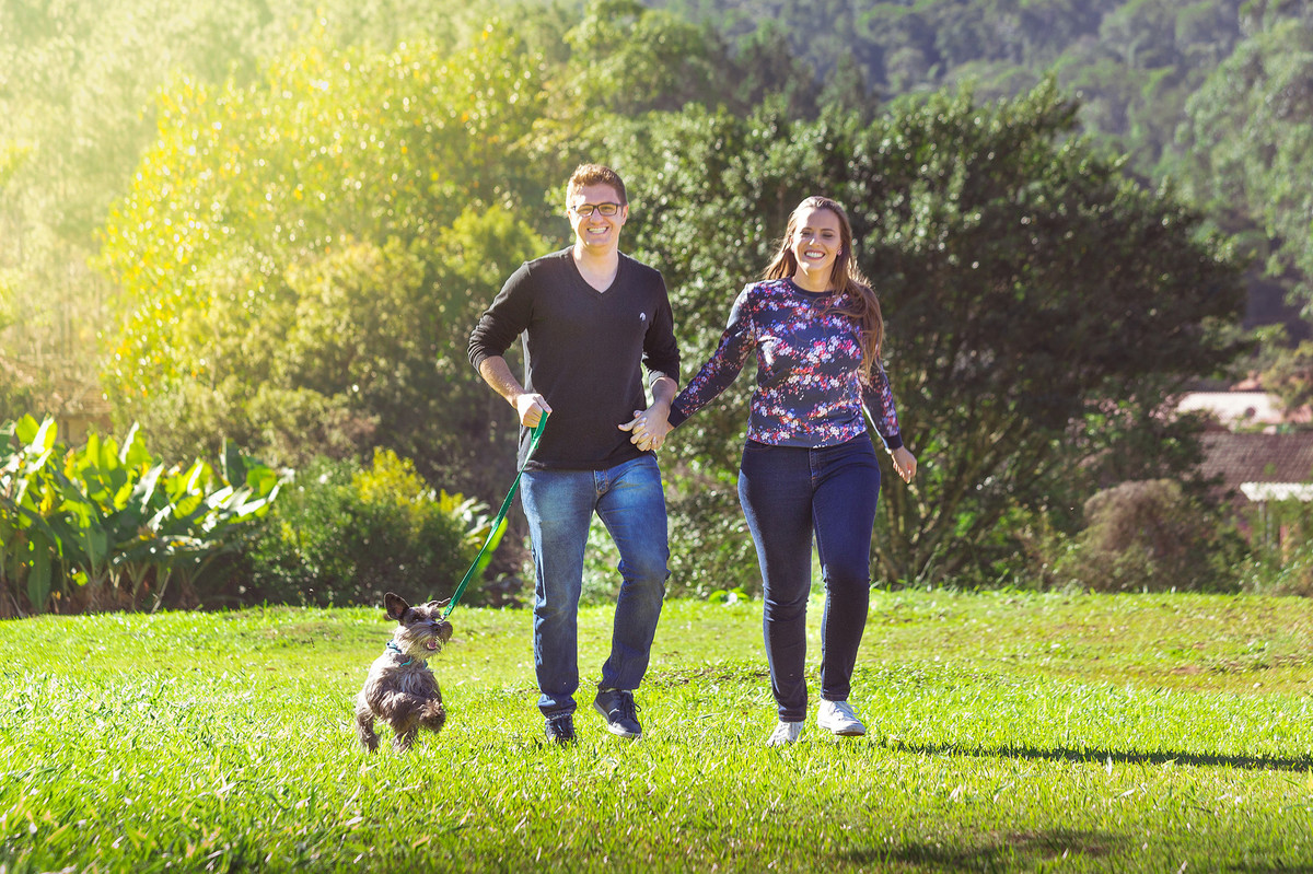 Correndo com o dog. Pré-wedding Vaniele e Geovan. Presidente Getúlio, Camping e Pousada Urú. Fotografia de Eduardo Pasqualini, fotógrafo de casamentos e ensaios em Rio do Sul, Santa Catarina.