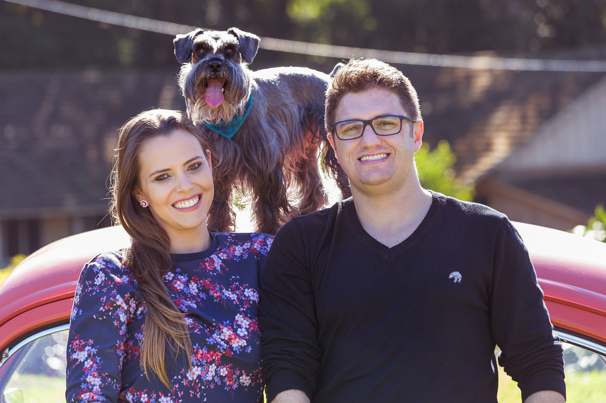 Família com cachorrinho. Pré-wedding Vaniele e Geovan. Presidente Getúlio, Camping e Pousada Urú. Fotografia de Eduardo Pasqualini, fotógrafo de casamentos e ensaios em Rio do Sul, Santa Catarina.