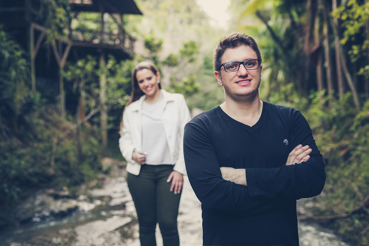 Foco no noivo. Pré-wedding Vaniele e Geovan. Presidente Getúlio, Camping e Pousada Urú. Fotografia de Eduardo Pasqualini, fotógrafo de casamentos e ensaios em Rio do Sul, Santa Catarina.