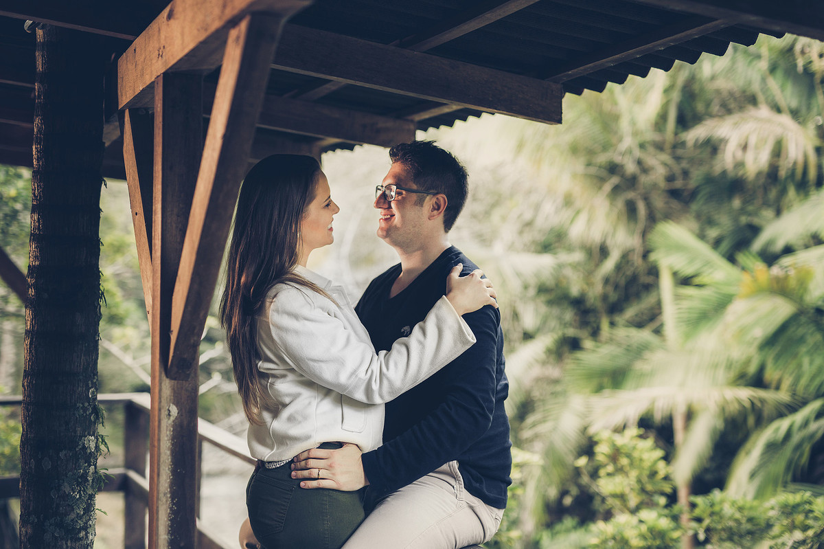 Me segura amor. Pré-wedding Vaniele e Geovan. Presidente Getúlio, Camping e Pousada Urú. Fotografia de Eduardo Pasqualini, fotógrafo de casamentos e ensaios em Rio do Sul, Santa Catarina.