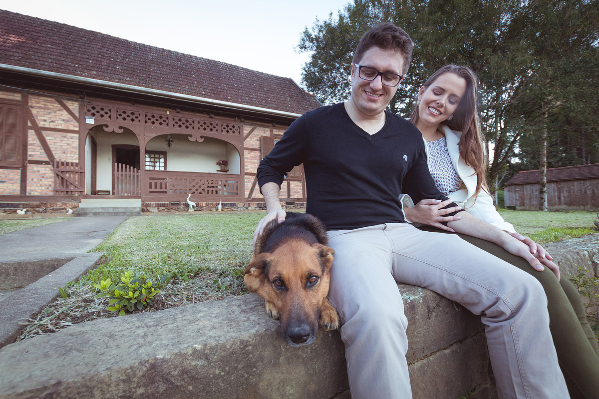 Pastor alemão. Pré-wedding Vaniele e Geovan. Presidente Getúlio, Camping e Pousada Urú. Fotografia de Eduardo Pasqualini, fotógrafo de casamentos e ensaios em Rio do Sul, Santa Catarina.