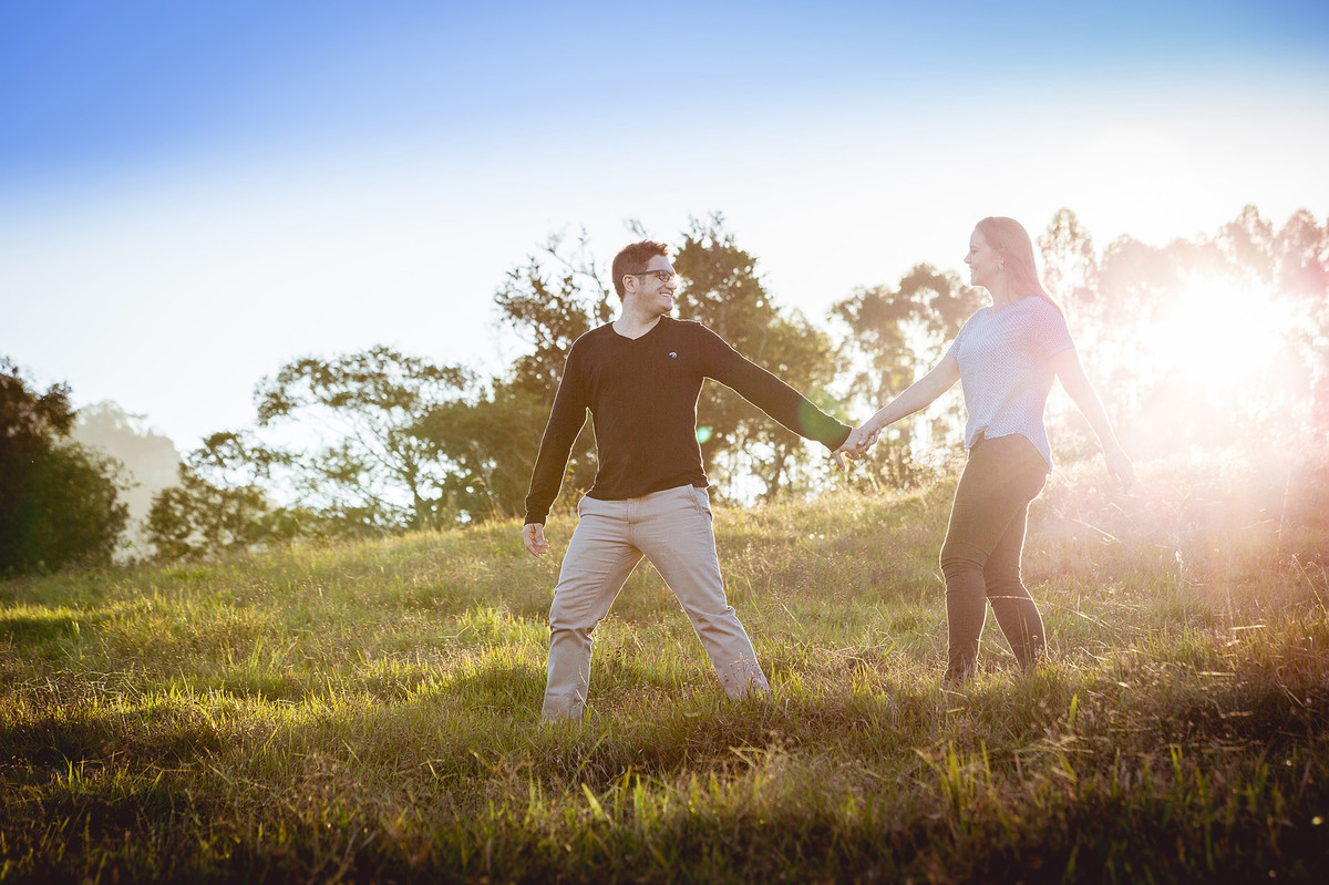 Caminhando ao sol. Pré-wedding Vaniele e Geovan. Presidente Getúlio, Camping e Pousada Urú. Fotografia de Eduardo Pasqualini, fotógrafo de casamentos e ensaios em Rio do Sul, Santa Catarina.