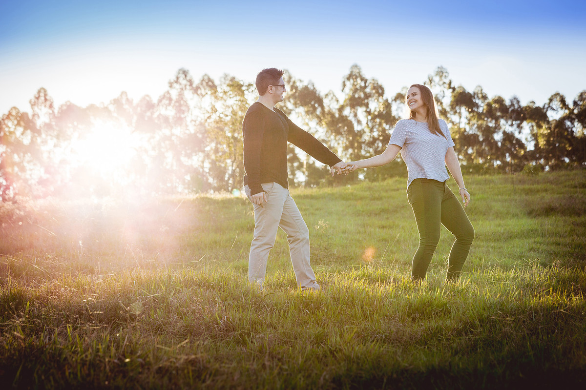 Final da tarde. Pré-wedding Vaniele e Geovan. Presidente Getúlio, Camping e Pousada Urú. Fotografia de Eduardo Pasqualini, fotógrafo de casamentos e ensaios em Rio do Sul, Santa Catarina.