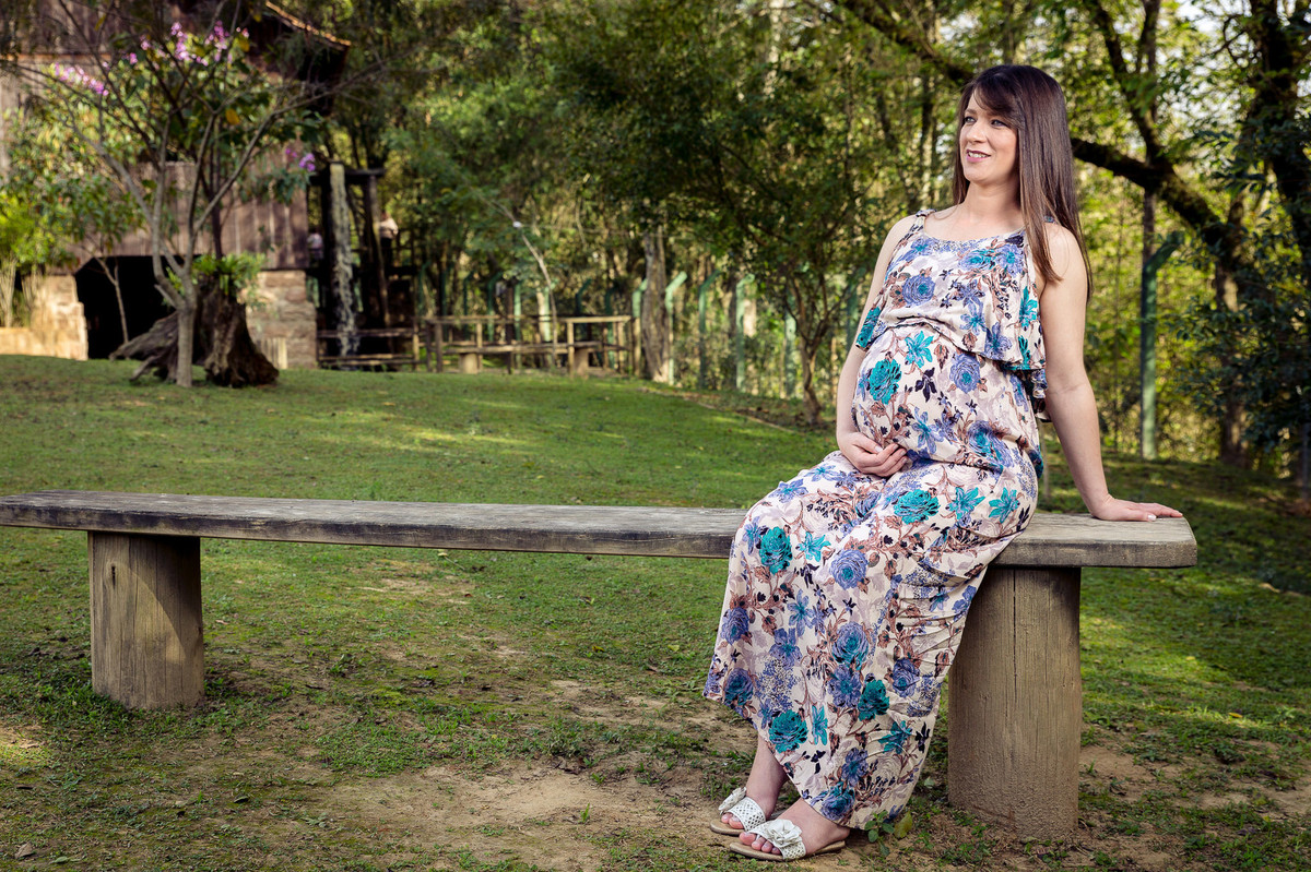 Sentada em bosque. Ensaio gestante, gestação Eliane e Rojânio. Fotografia de Eduardo Pasqualini Fotógrafo em Rio do Sul, Santa Catarina, Brasil.